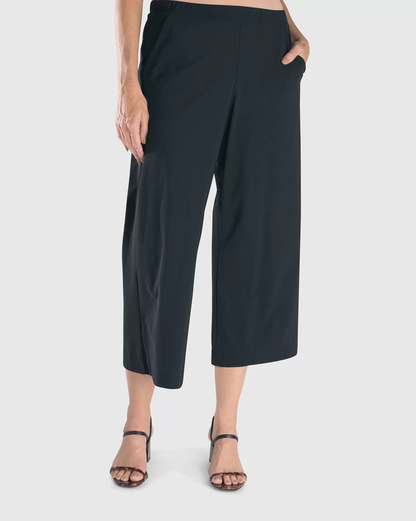 Essential Tekbika Cute Crop Pants, Black-ALEMBIKA Best