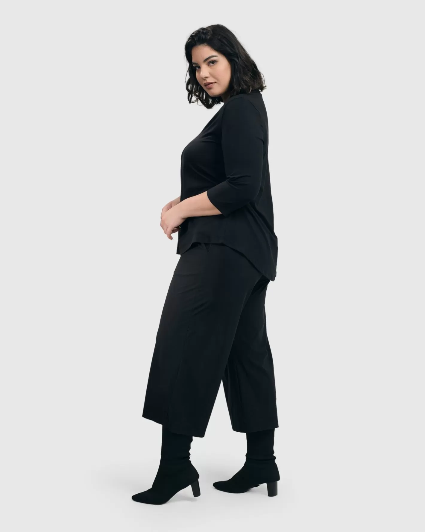 Essential Tekbika Cute Crop Pants, Black-ALEMBIKA Best