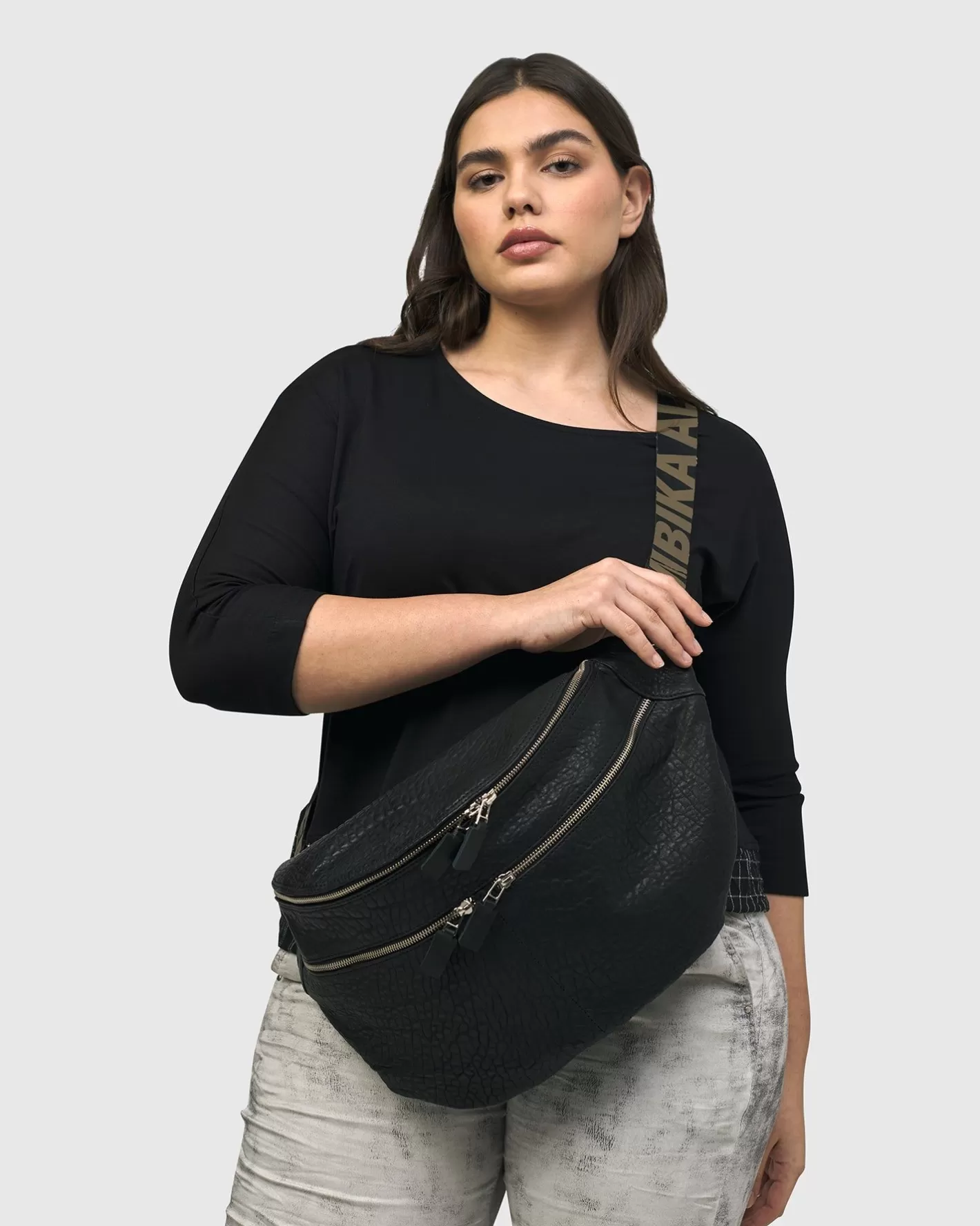 On-The-Go Large Sling Bag, Black-ALEMBIKA Outlet